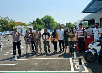 Uji Coba !!! Kompol Asfauri, S.H, M.H Berikan Sosialisasi Lintasan Praktik SIM C ke Para Pemohon