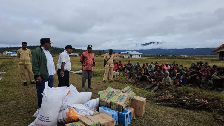 Kapolri Salurkan Paket Sembako ke Masyarakat Papua Tengah