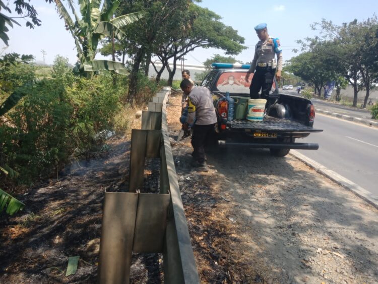 Kebakaran Rumput, Polisi Turun Padamkan Api