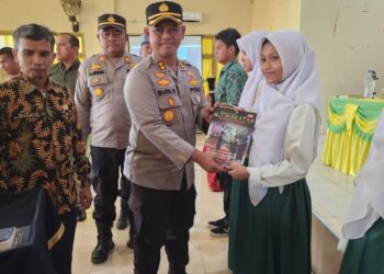 Kapolres Rohul Distribusikan 800 Eksemplar Buku Ke  SMAN I Rambah