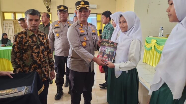Kapolres Rohul Distribusikan 800 Eksemplar Buku Ke SMAN I Rambah