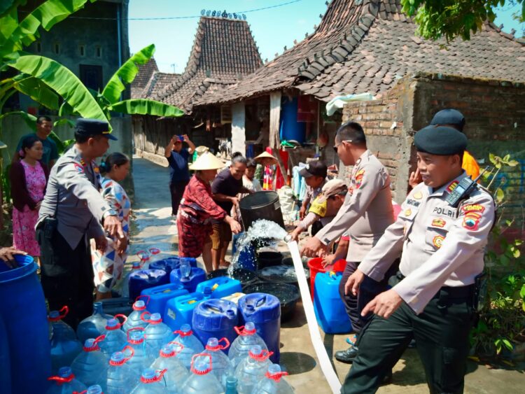 Ribuan Warga Mengalami Kesulitan Air Bersih, Polres Kudus Turunkan Bantuan