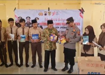 Sejumlah SD dan Ponpes Terima Pembagian Buku