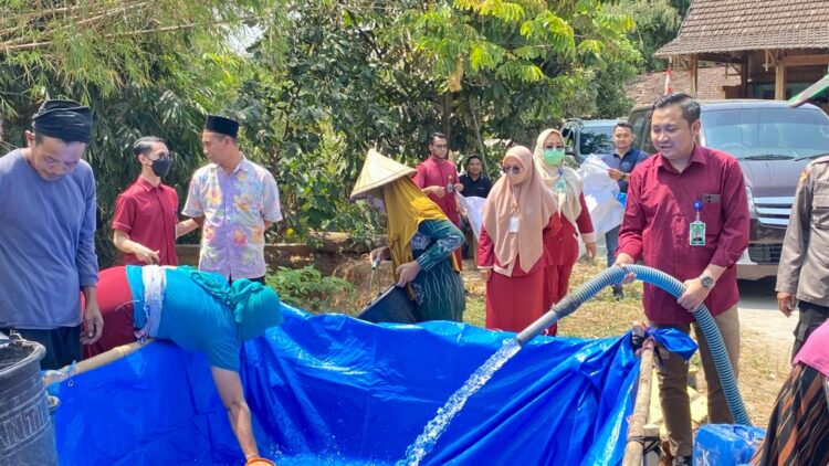 Sejumlah Desa Terdampak Kekeringan, Drs. KH. Najib Suyuthi,M.Ag dan Agung Gelar Aksi