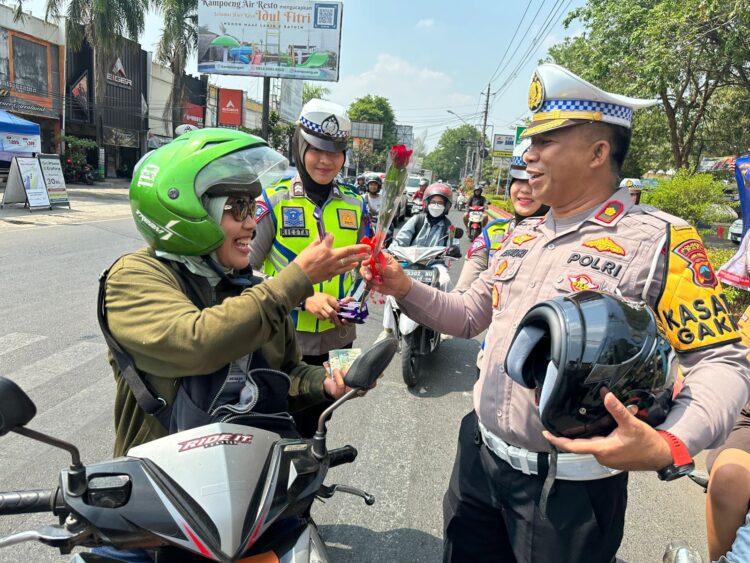 Jelang Akhir Operasi Zebra Candi 2023, Satlantas Polresta Pati Bagikan Ratusan Helm SNI