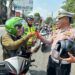 Jelang Akhir Operasi Zebra Candi 2023, Satlantas Polresta Pati Bagikan Ratusan Helm SNI
