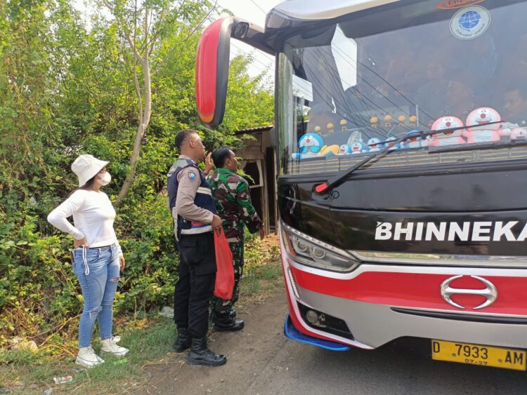 Macet di Jalur Pati-Batangan, Polisi Lakukan Aksi Humanis Berbagi Nasi Bungkus