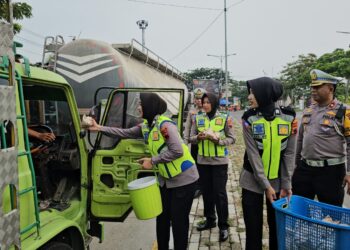 Satlantas Polresta Pati Bagikan Ratusan Nasi Bungkus ke Para Supir