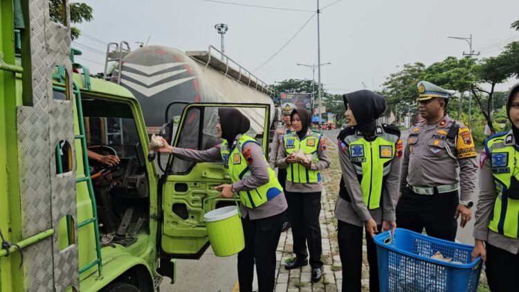 Satlantas Polresta Pati Bagikan Ratusan Nasi Bungkus ke Para Supir