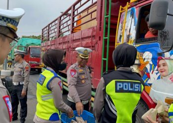Macet Jalan Pantura, Kasatlantas Polresta Pati Berbagi Nasi ke Pengemudi