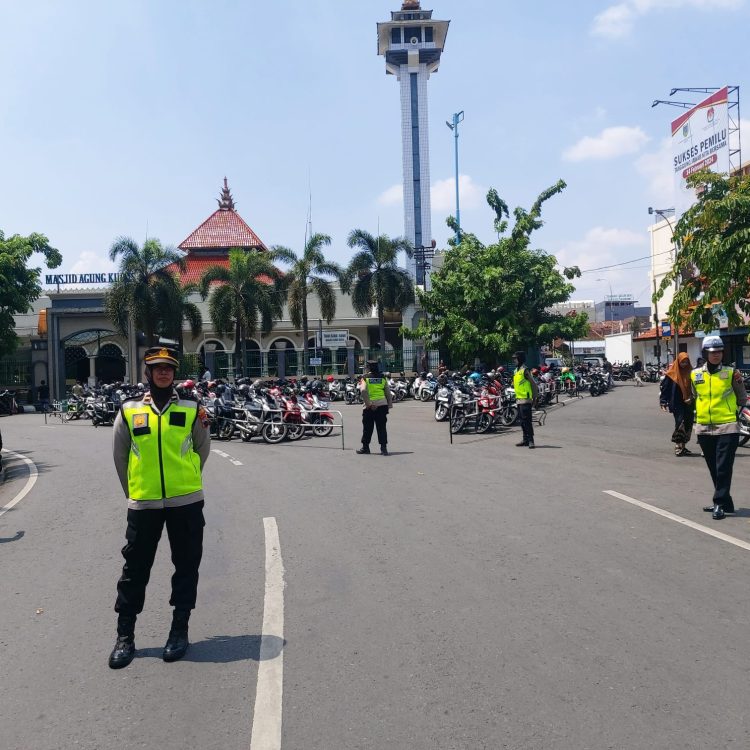 Polwan Kudus ” Siaga” Menjaga Kendaraan