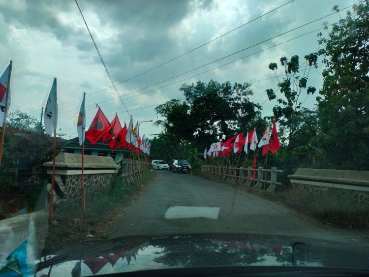 Ramai Lho !!! Bendera Partai Tarung, Jadi Perbincangan Masyarakat