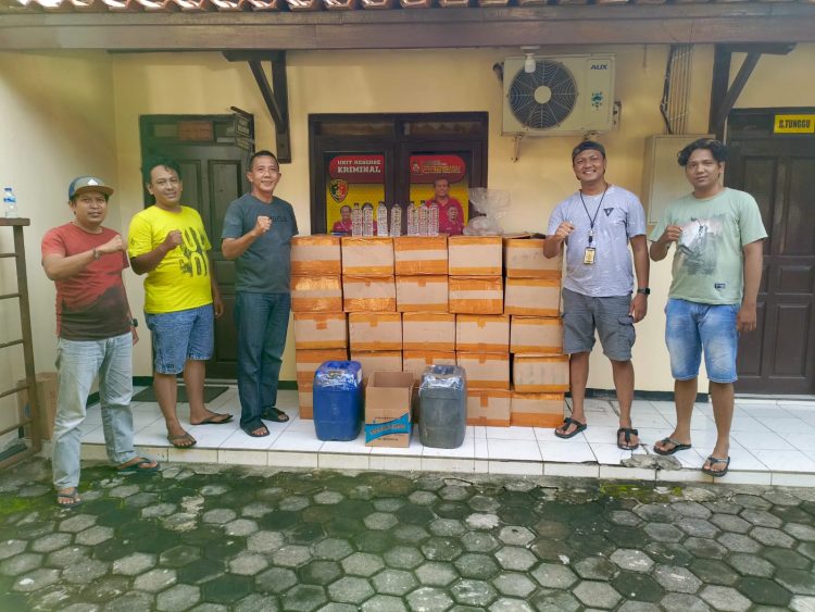 Sita Ribuan Miras !!! Polisi Bekuk G dan Barang Bukti