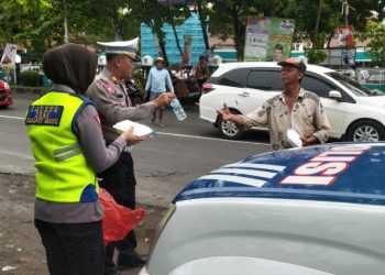 Jumat Berkah, Satlantas Polresta Pati Bagikan Nasi Kotak