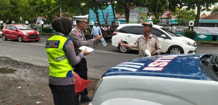 Jumat Berkah, Satlantas Polresta Pati Bagikan Nasi Kotak