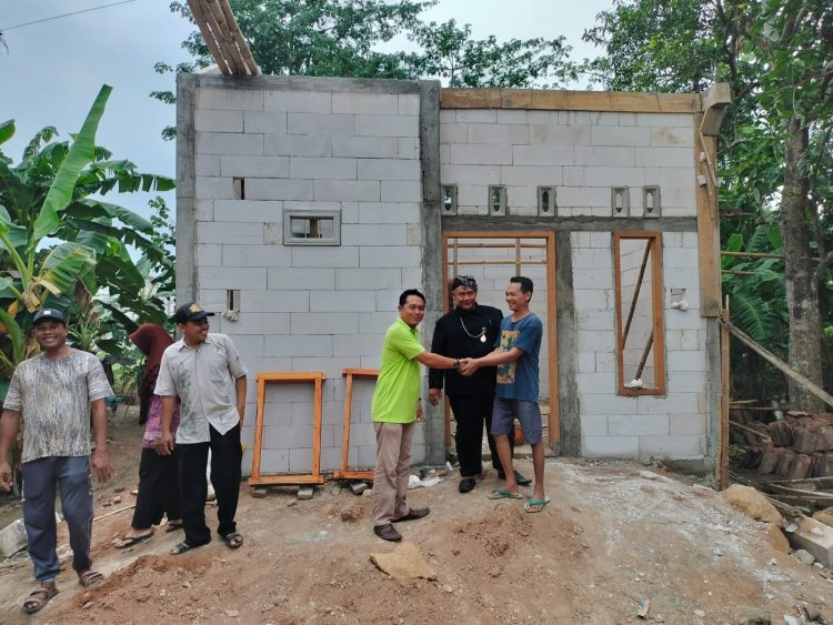 Bantuan RTLH Tepat Sasaran, Kades dan Camat Widarijaksa Turun Lokasi