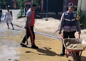 Kekompakan Adalah Utama, Polri – TNI Gadeng Masyarakat Bersihkan Lumpur