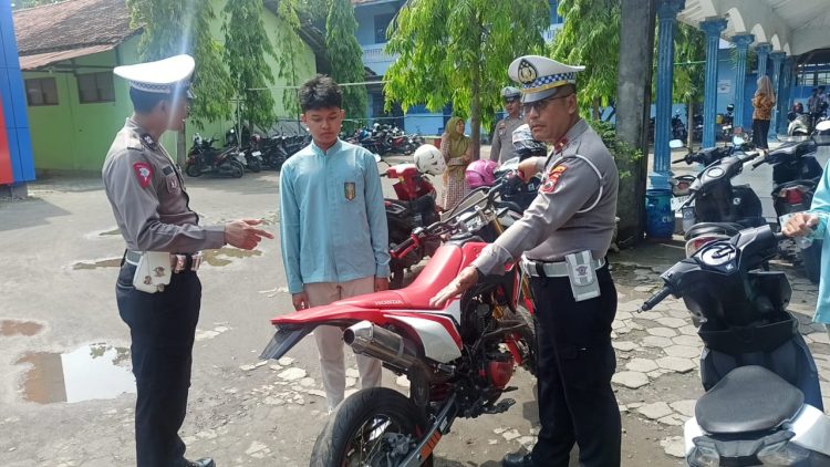 Stop Knalpot Brong di Pati, Polisi Datang ke Sekolah