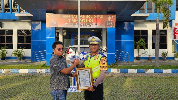 Penilaian Media Terbaik, Kasatlantas Polresta Pati Penyerahan Piagam Penghargaan