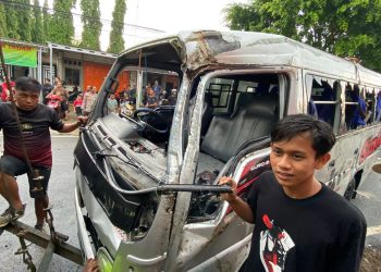 Mobil Rusak Parah, 14 Penumpang Luka – Luka