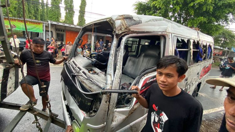 Mobil Rusak Parah, 14 Penumpang Luka – Luka