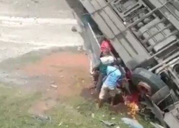 Tidak Fokus, Bus New Shantika Jatuh Dari Km. 320 Tol Pemalang-Batang