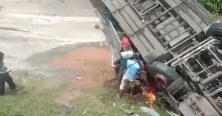 Tidak Fokus, Bus New Shantika Jatuh Dari Km. 320 Tol Pemalang-Batang