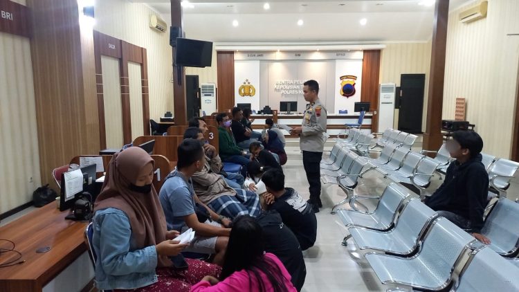 5 Pasangan Bukan Suami – Istri di Grebek Polisi, Ini Lho Kosnya