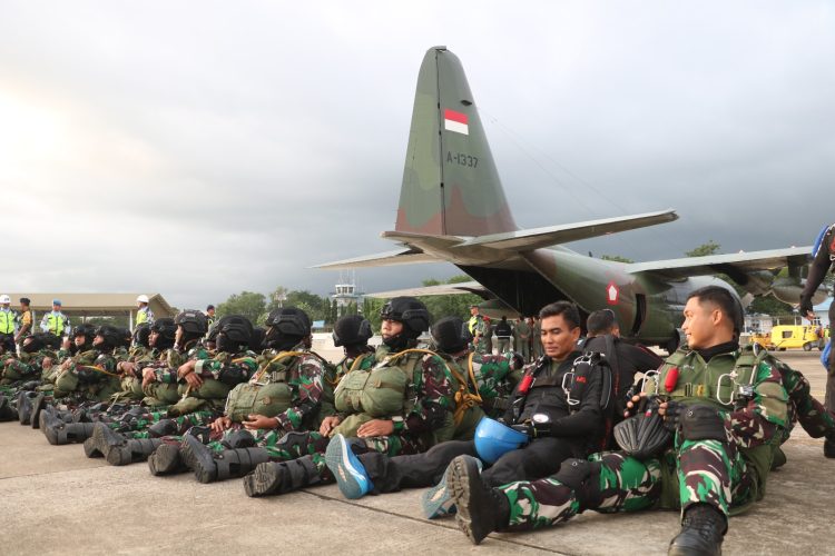 Jaga Profesionalitas di Perbatasan, Kipan C Yonko 466 Kopasgat Jungar Statik dan Freefall