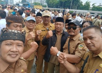Kades Kecewa !!! Ketum KIB sebut Aksi Bakar Spanduk dan Sampah adalah Pemicu Lambat Ditemui DPR RI