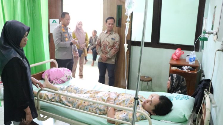 Kepedulian !!! Kapolres Jepara dan KPU Sambangi Anggota KPPS