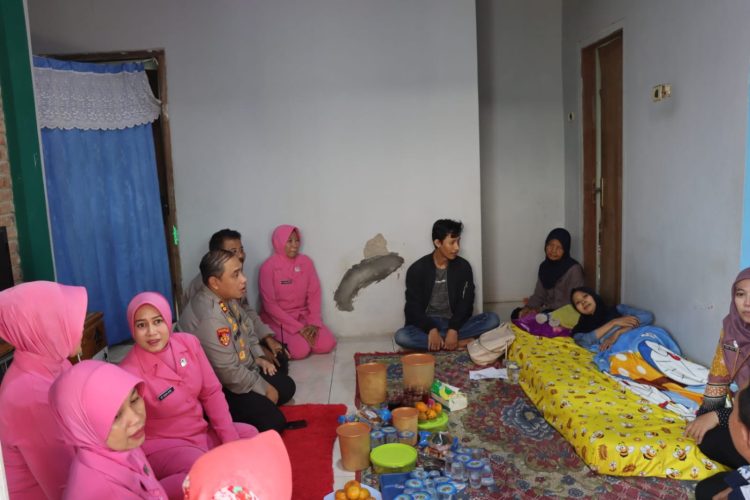 Personil Sakit, Kapolres Kudus Datang Kerumah