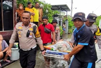 Evakuasi Lansia, TNI – Polri dan Relawan Turun