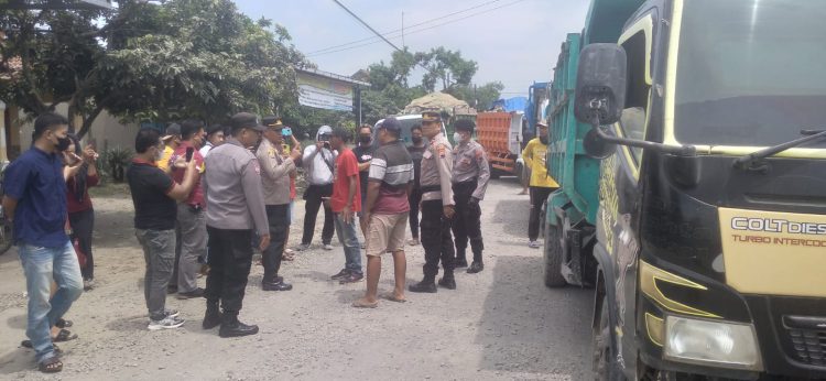 Aksi Spontanitas Terkait Jalan Tayu – Puncel Rusak, Tapi Polisi Bubarkan