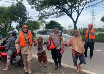 Polres Kudus Kerahkan Personil Bantu Korban Banjir