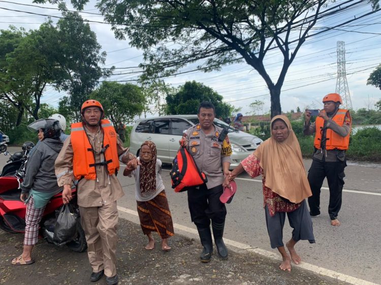 Polres Kudus Kerahkan Personil Bantu Korban Banjir