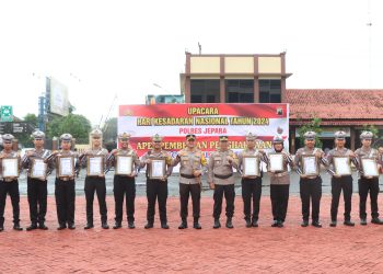 Prestasi Terbaik, Polres Jepara Berikan Penghargaan ke 15 Personil