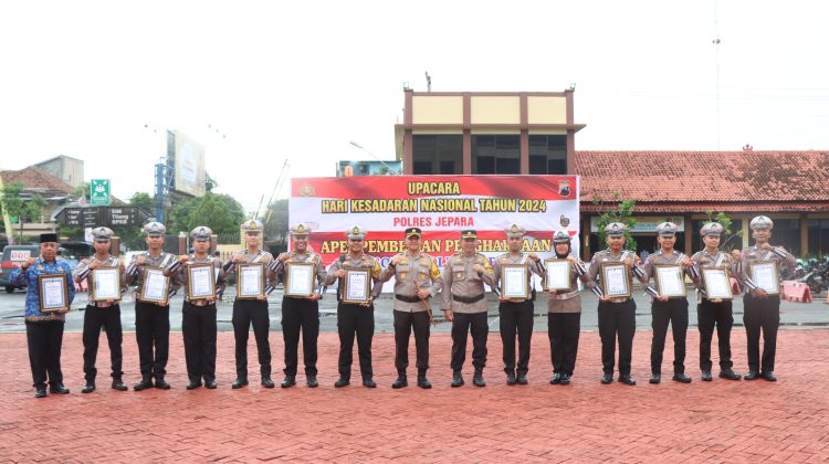 Prestasi Terbaik, Polres Jepara Berikan Penghargaan ke 15 Personil