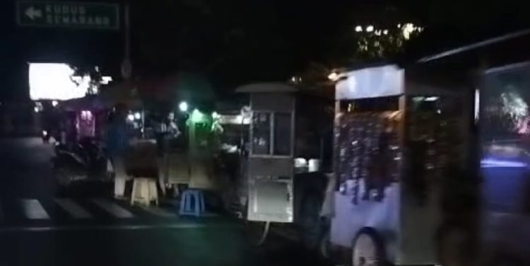 Zona Merah di Abaikan, Kini Alun – Alun Simpang Lima Pati Rame PKL Jualan