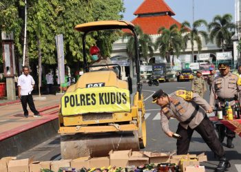 3.235 Botol dan 477 Liter Miras Oplosan di Musnahkan