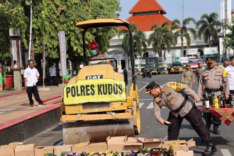 3.235 Botol dan 477 Liter Miras Oplosan di Musnahkan