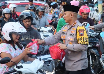 Jelang Berbuka Puasa, Kapolresta Pati Berbagi Takjil dan Paket Sembako