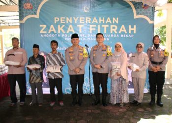 Solidaritas Sosial, Kapolresta Magelang Bagikan Zakat Fitrah
