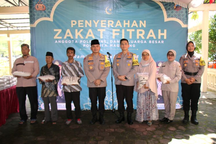 Solidaritas Sosial, Kapolresta Magelang Bagikan Zakat Fitrah