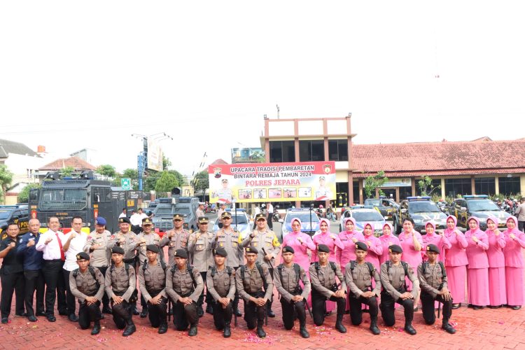 Tradisi Penyiraman Air Bunga, 11 Personil Resmi Masuk Polri