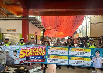 Bagi – Bagi Keringanan Pajak Kendaraan, Kasat Lantas Polresta Pati Turun Pasar