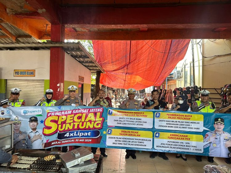 Bagi – Bagi Keringanan Pajak Kendaraan, Kasat Lantas Polresta Pati Turun Pasar