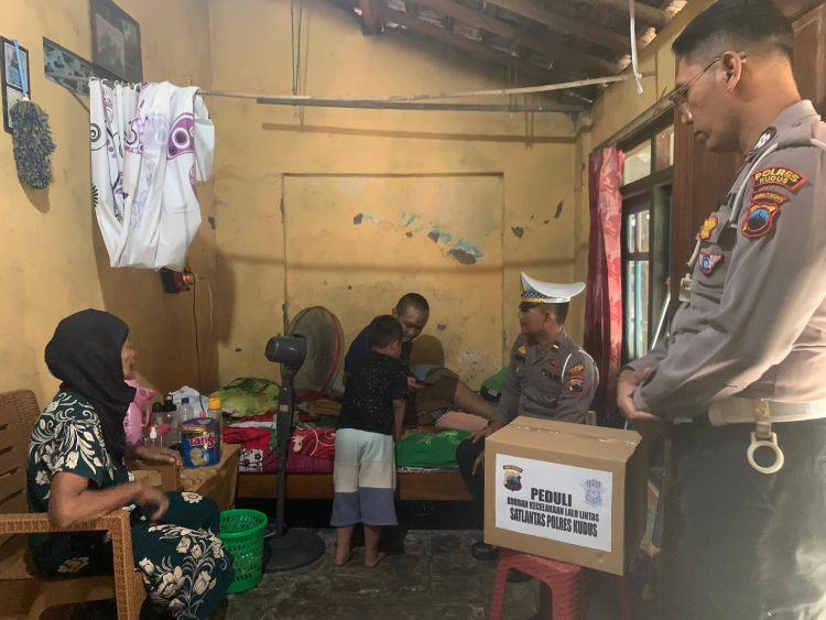 Peduli Laka Lantas !! Korban Kecelakaan Terima Bantuan