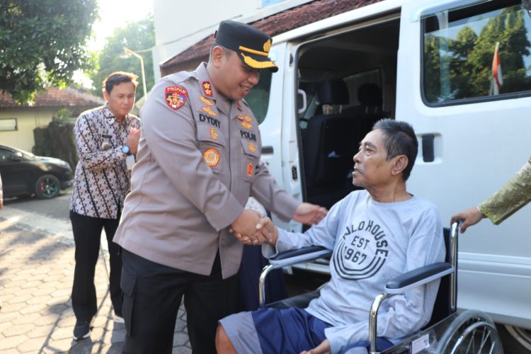 Polres Kudus : Bantuan Kursi Roda dan Pelayanan Kesehatan Gratis