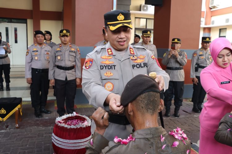 Penutupan !! Kapolres Kudus : Pemasangan Baret dan Mandi Kembang ke Angkatan 50